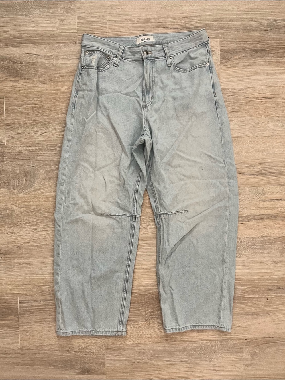 Madewell Women’s The Curvy Darted Barrel-Leg Jean in Airy Denim Laguna Wash - 28 - Picture 2 of 9